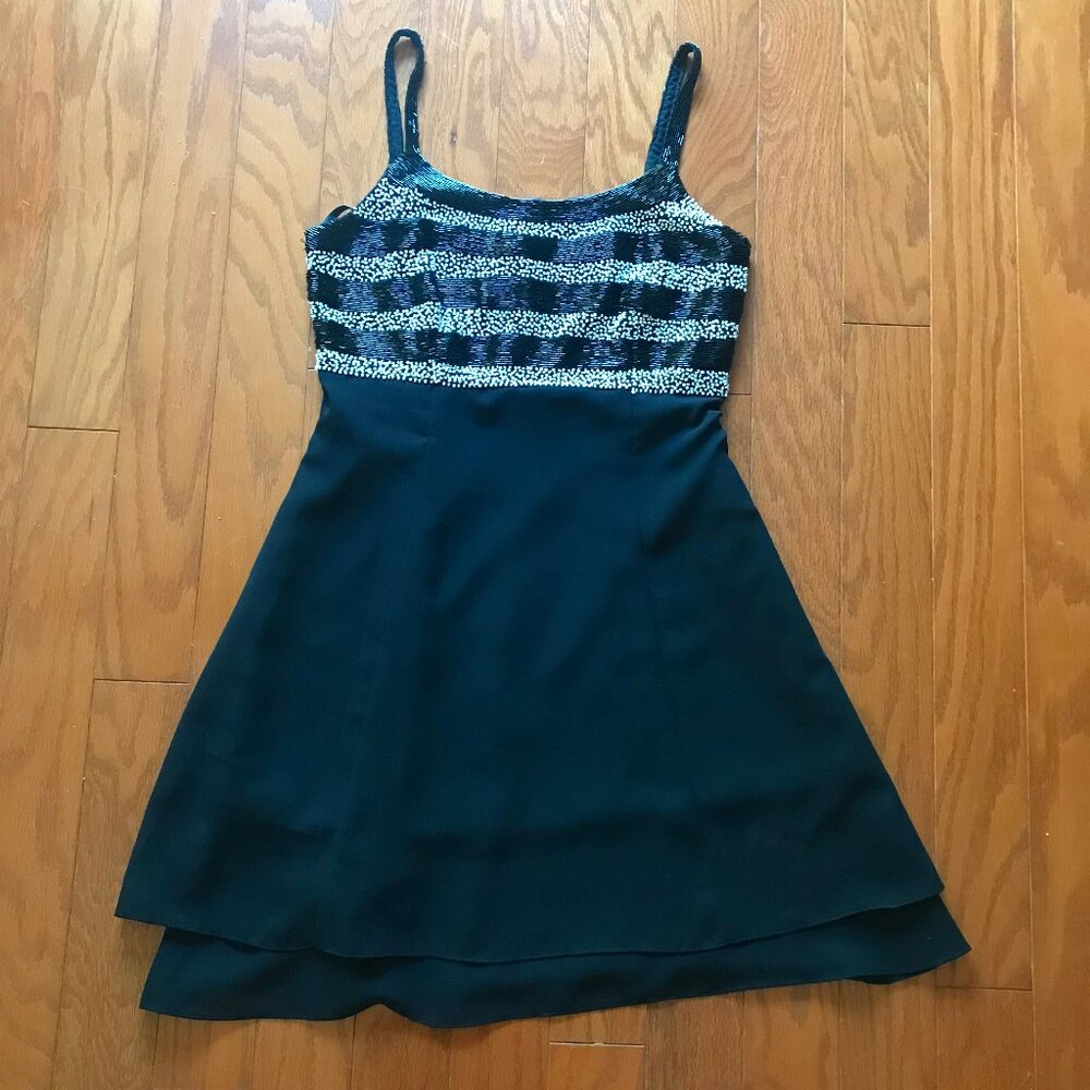 WARREN PETITES: BLACK AND WHITE BEADED  COCTAIL DRESS SIZE P2
